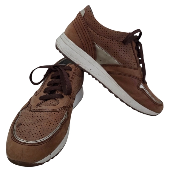 Brown Sneakers with Leather Upper and Versatile Design - Picture 4 of 12